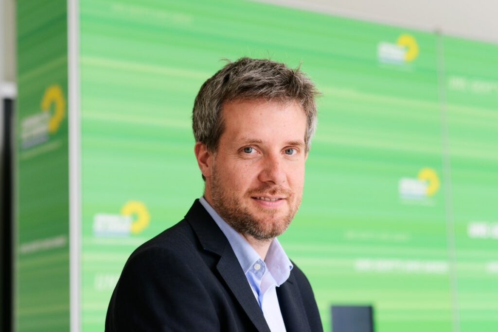 Bild 3 portrc3a4t grc3bcner hintergrund c stefan kaminski.jpg