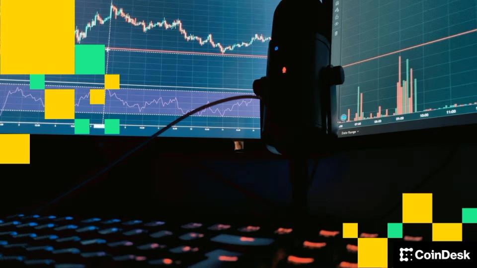 Bitcoin stuck in a narrow range; WLFI mobilizes before the crypto forum